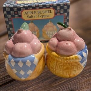 NIB Vintage Magic Creations Apple Bushel Salt n’ Pepper Shakers 1995